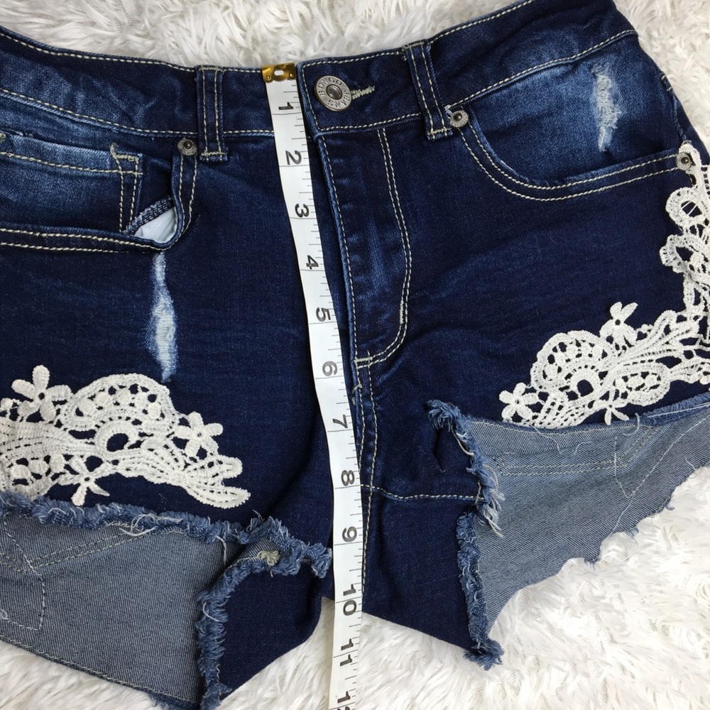 ⬇️Bongo Distressed Crochet Lace Denim Shorts Size 7 - Picture 10 of 14